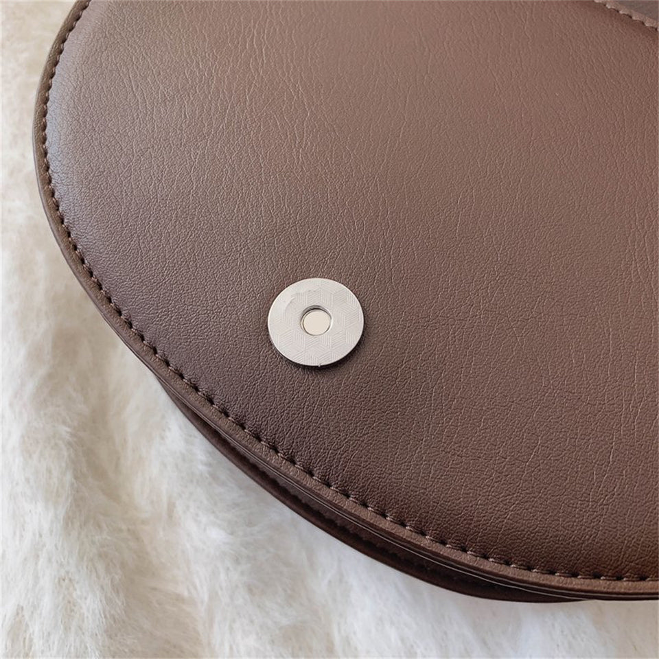 Petit sac bandoulière demi-lune en simili cuir