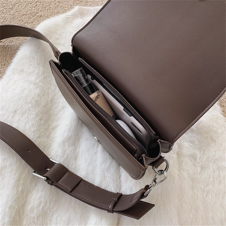 Petit sac bandoulière demi-lune en simili cuir