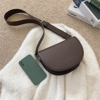 Petit sac bandoulière demi-lune en simili cuir