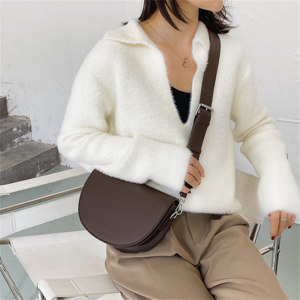 Petit sac bandoulière demi-lune en simili cuir
