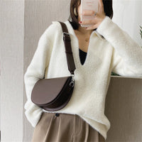 Petit sac bandoulière demi-lune en simili cuir