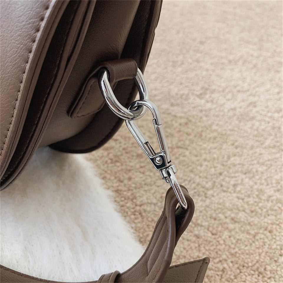 Petit sac bandoulière demi-lune en simili cuir