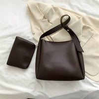 Sac hobo en simili cuir avec pochette assortie