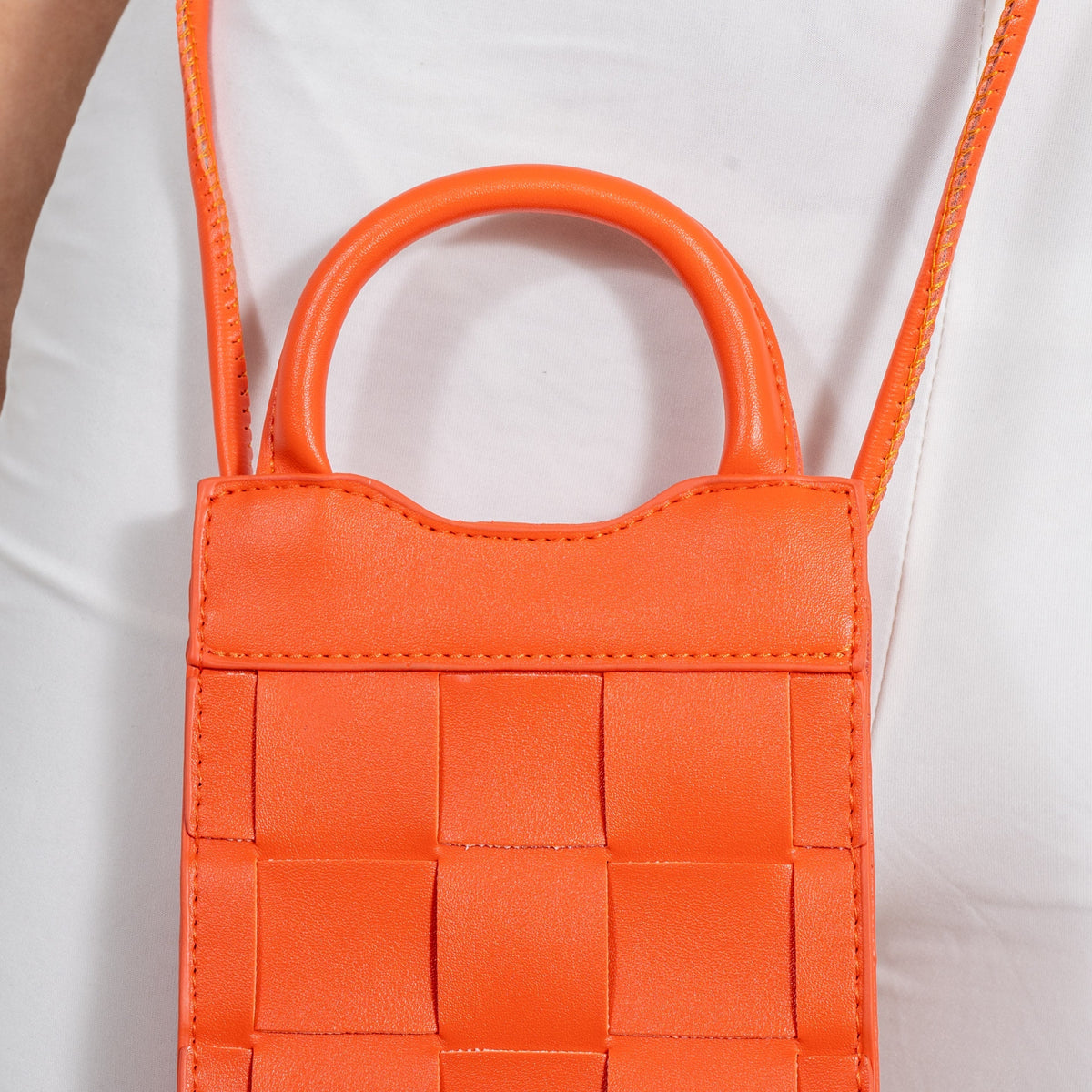 Mini sac à main tressé en simili cuir