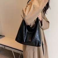 Sac hobo en simili cuir lisse avec pochette