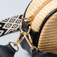 Petit sac bandoulière en paille à sangle brodée