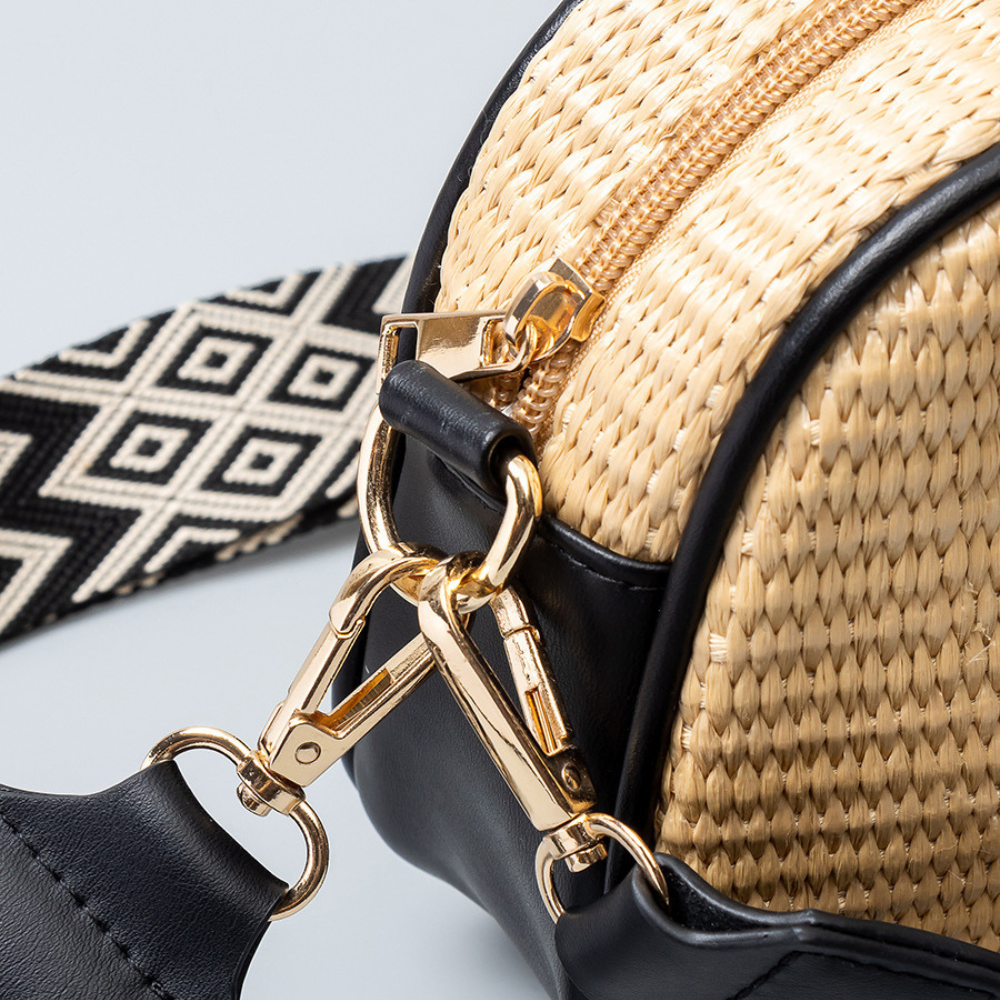 Petit sac bandoulière en paille à sangle brodée