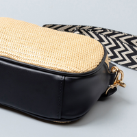 Petit sac bandoulière en paille à sangle brodée