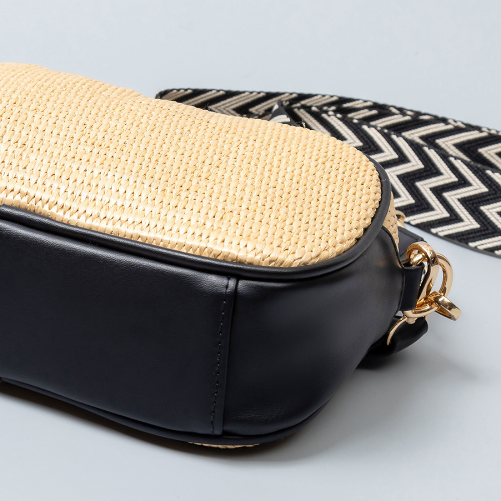 Petit sac bandoulière en paille à sangle brodée