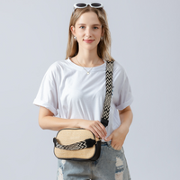 Petit sac bandoulière en paille à sangle brodée