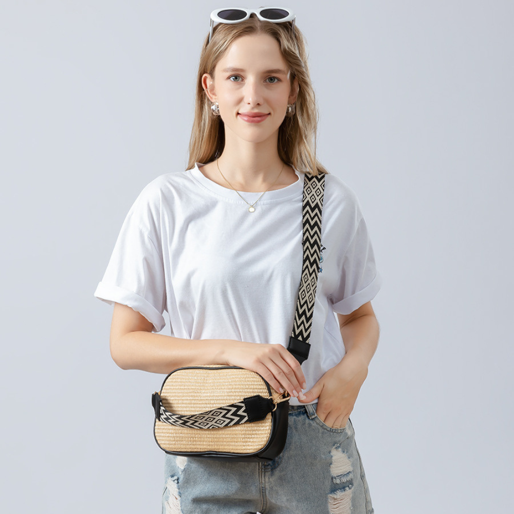 Petit sac bandoulière en paille à sangle brodée