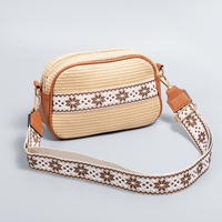 Petit sac bandoulière en paille à sangle brodée