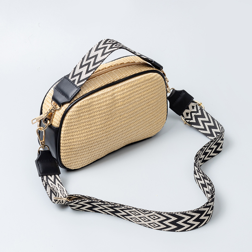 Petit sac bandoulière en paille à sangle brodée