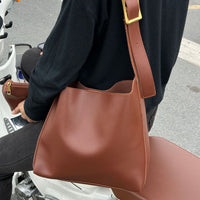Sac à main épaule en simili cuir lisse avec pochette