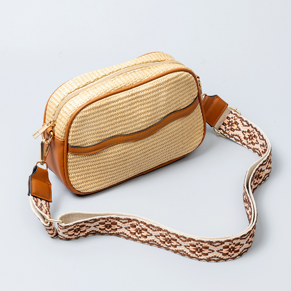 Petit sac bandoulière en paille à sangle brodée