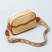 Petit sac bandoulière en paille à sangle brodée