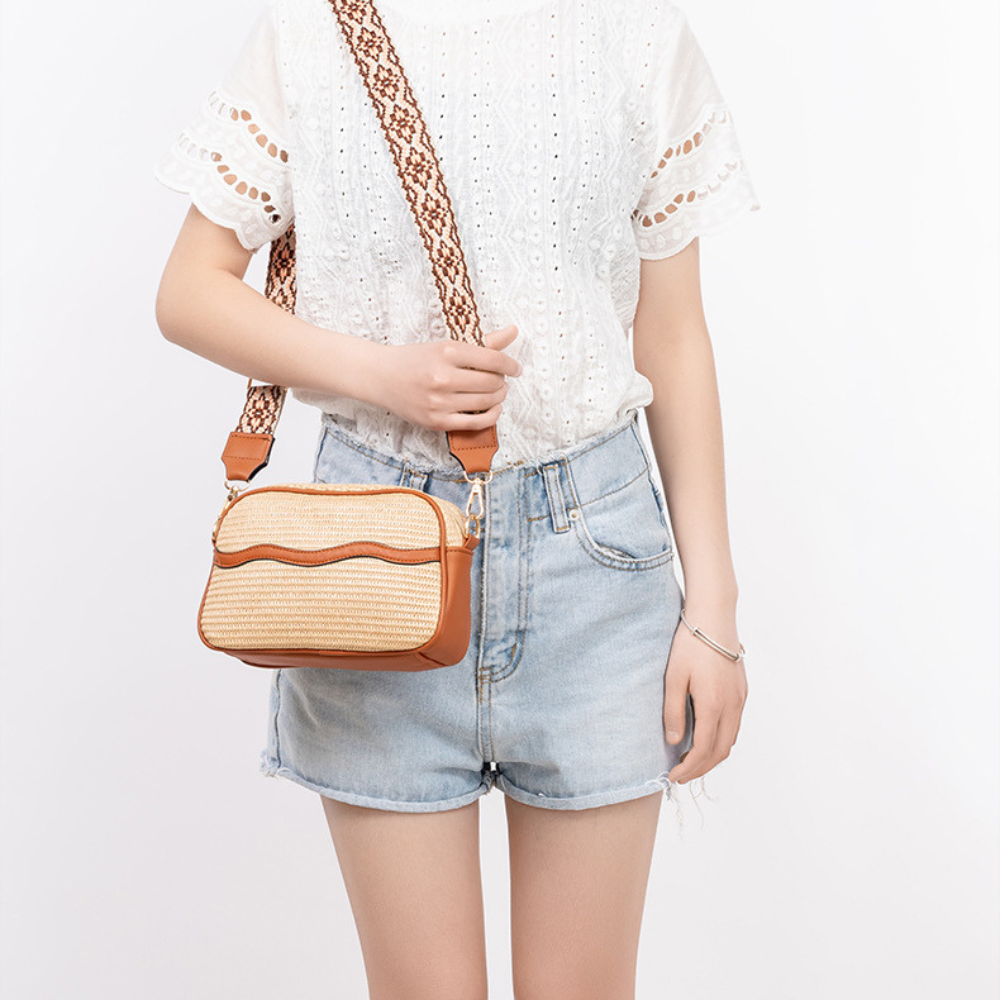 Petit sac bandoulière en paille à sangle brodée