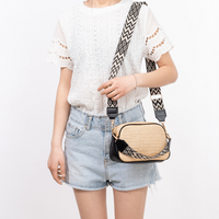 Petit sac bandoulière en paille à sangle brodée