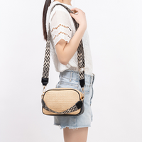 Petit sac bandoulière en paille à sangle brodée
