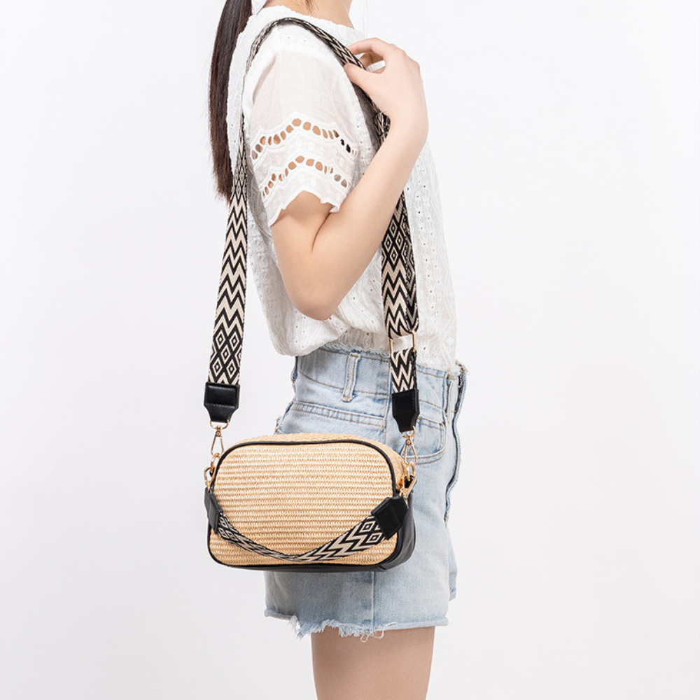 Petit sac bandoulière en paille à sangle brodée