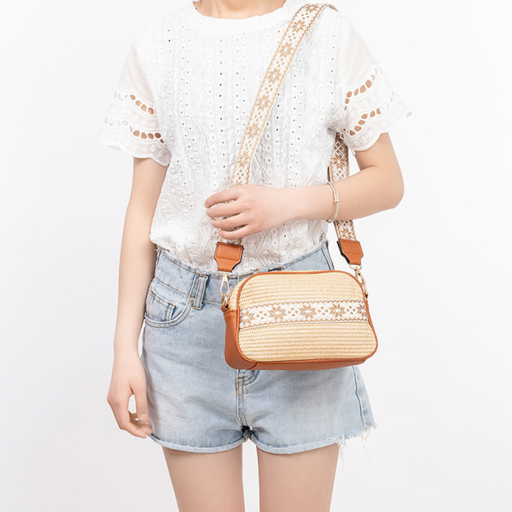 Petit sac bandoulière en paille à sangle brodée