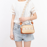 Petit sac bandoulière en paille à sangle brodée