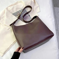 Sac à main épaule en simili cuir lisse avec pochette