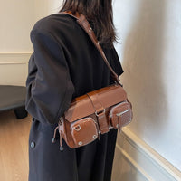 Petit sac bandoulière à rabat et poches zippées