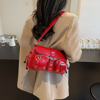Petit sac bandoulière à rabat et poches zippées