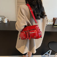 Petit sac bandoulière à rabat et poches zippées