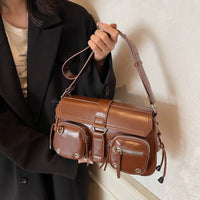 Petit sac bandoulière à rabat et poches zippées