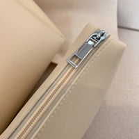 Sac hobo en simili cuir avec pochette assortie