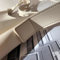 Sac hobo en simili cuir avec pochette assortie