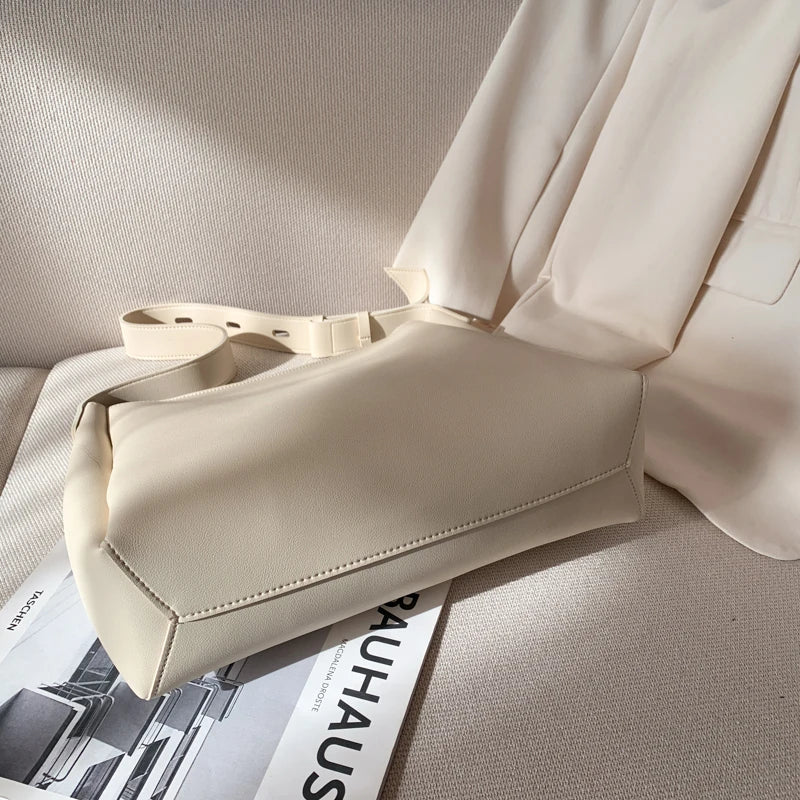 Sac hobo en simili cuir avec pochette assortie