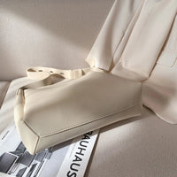 Sac hobo en simili cuir avec pochette assortie
