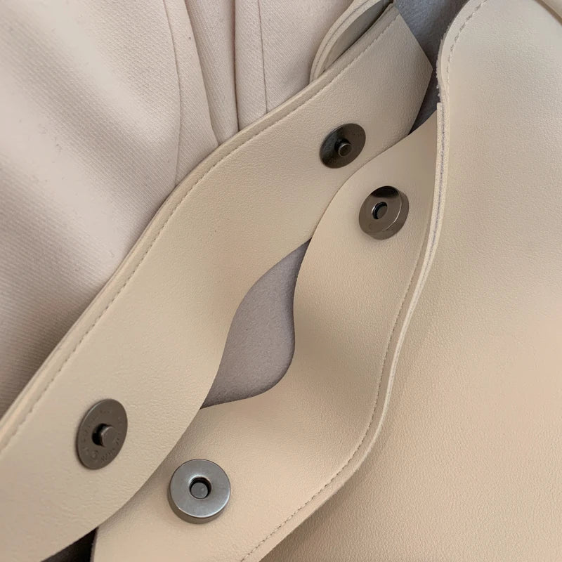 Sac hobo en simili cuir avec pochette assortie