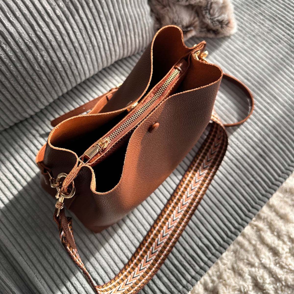 Sac seau bandoulière en simili cuir grainé