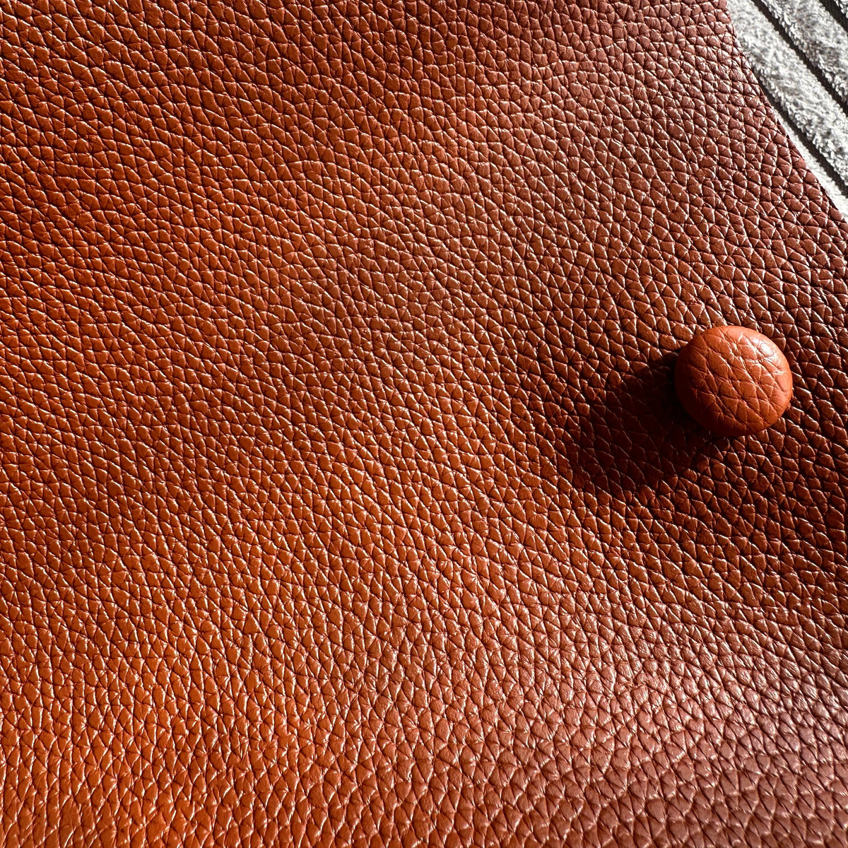 Sac seau bandoulière en simili cuir grainé
