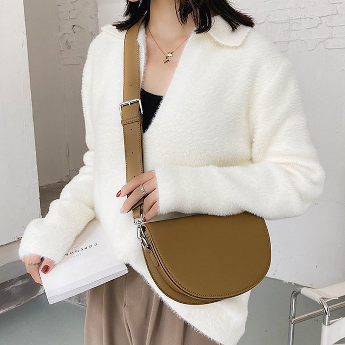Petit sac bandoulière demi-lune en simili cuir