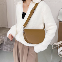 Petit sac bandoulière demi-lune en simili cuir