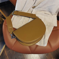 Petit sac bandoulière demi-lune en simili cuir