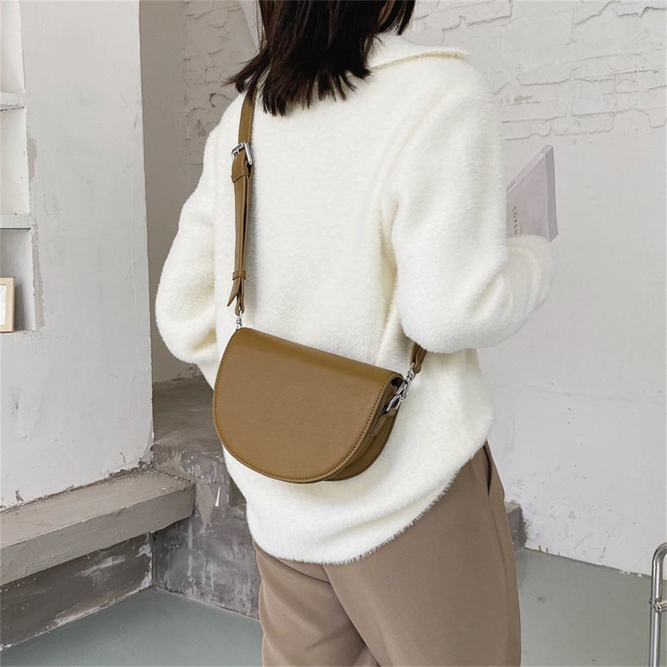 Petit sac bandoulière demi-lune en simili cuir