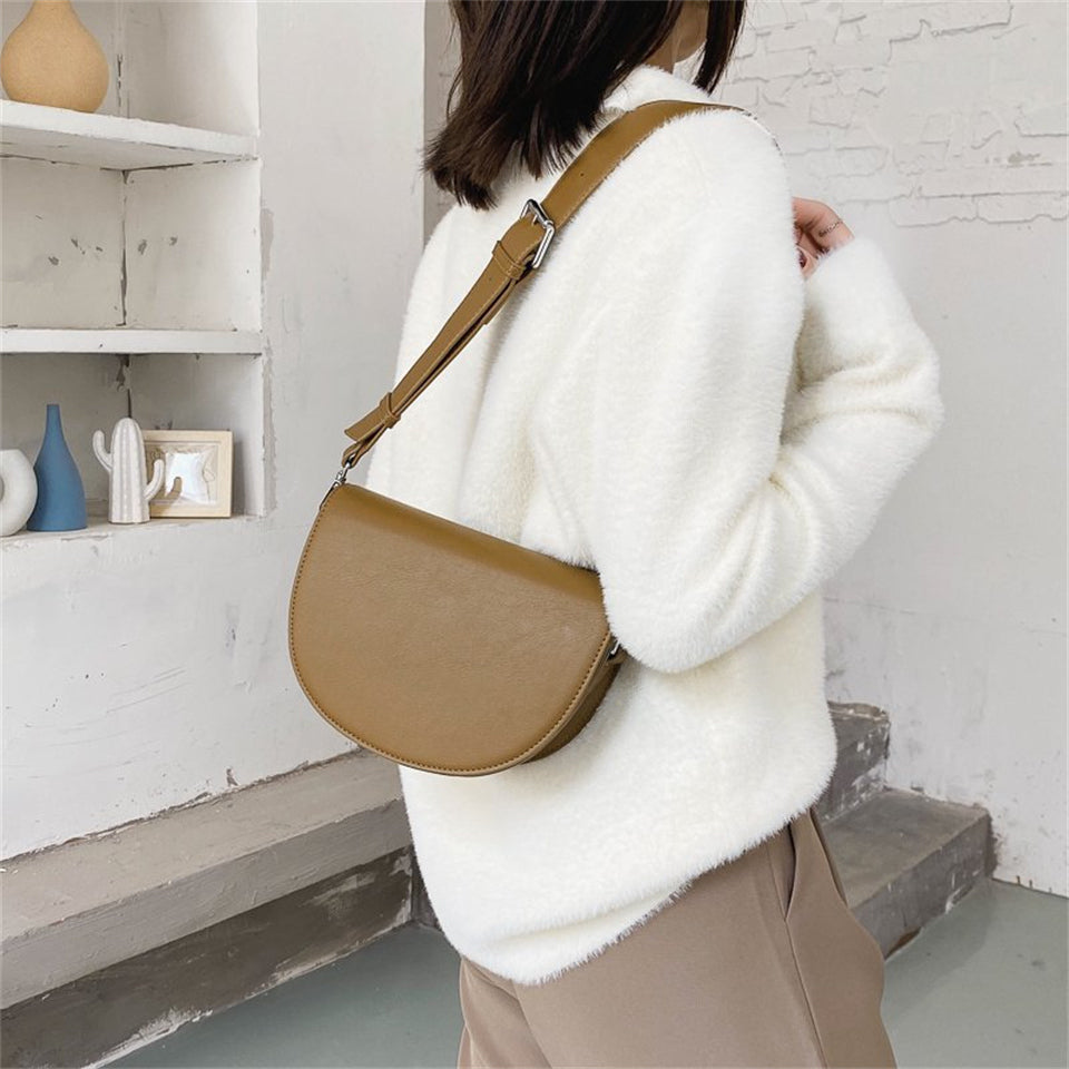Petit sac bandoulière demi-lune en simili cuir