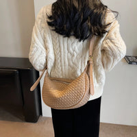 Sac croissant en simili cuir à détail tressé