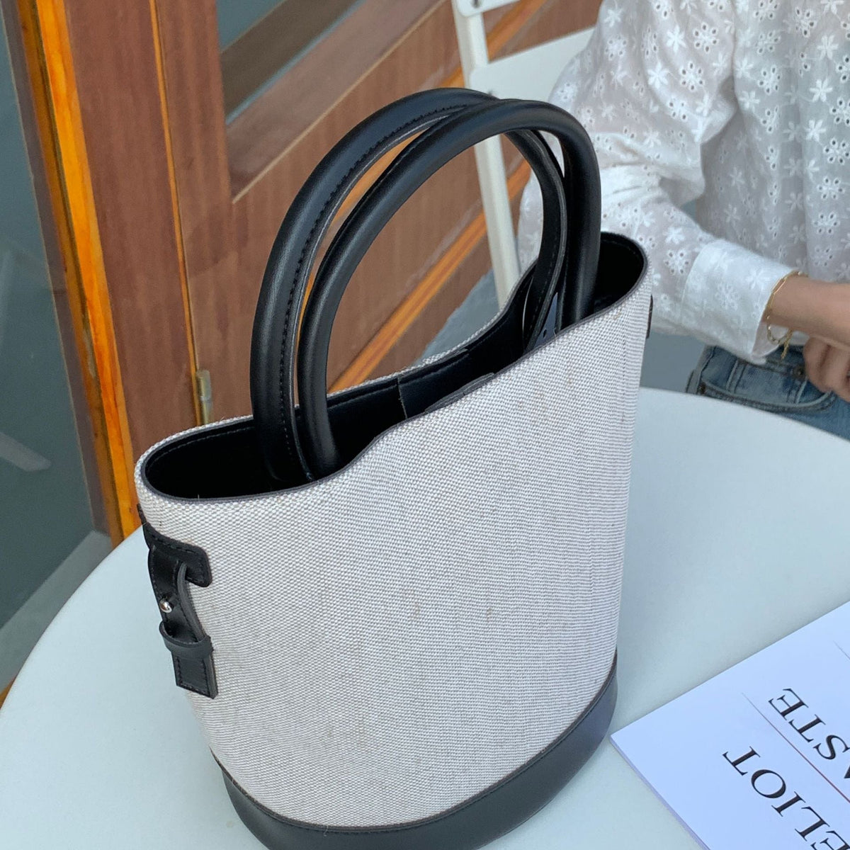 Sac seau en toile texturée à bandoulière réglable