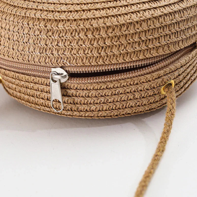 Petit sac rond en paille à bandoulière en corde