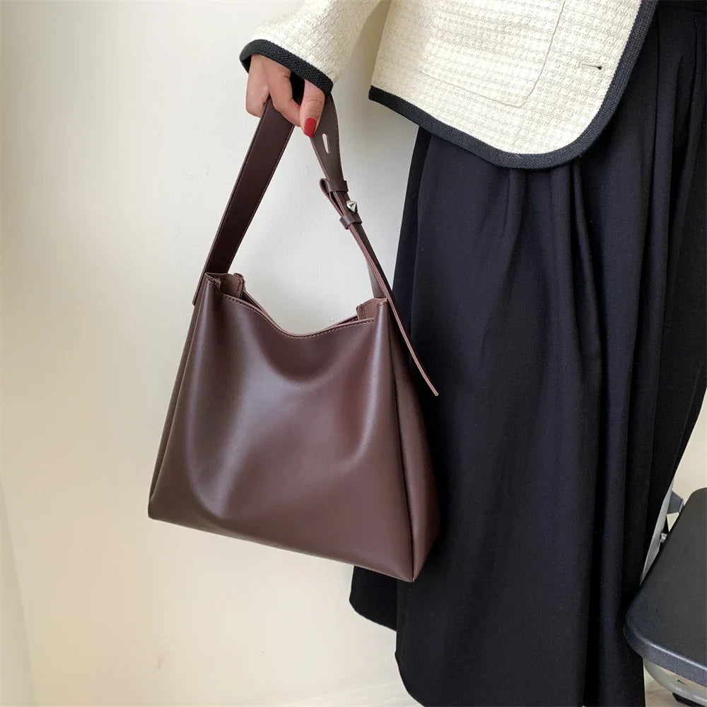 Sac hobo en simili cuir avec pochette assortie