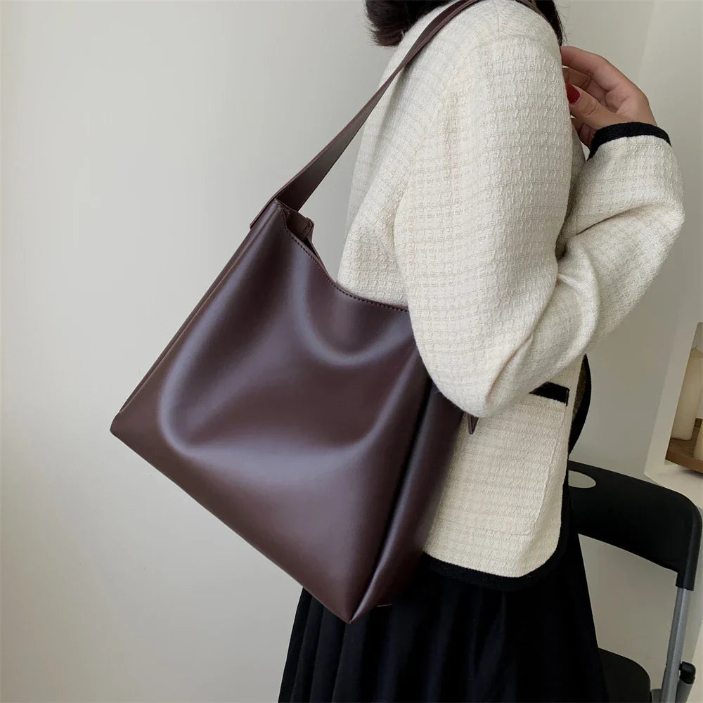 Sac hobo en simili cuir avec pochette assortie