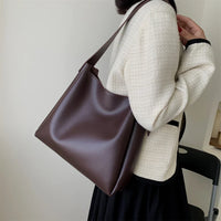 Sac hobo en simili cuir avec pochette assortie
