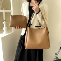 Sac hobo en simili cuir avec pochette assortie